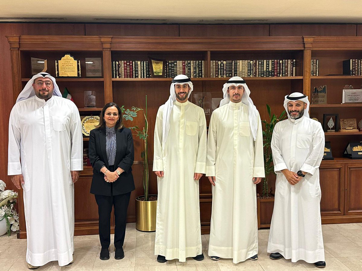 M_alkulaib's tweet photo. تشرفنا انا و زميلي رئيس لجنة المشرعات الصغيرة المهندس فاضل الشواف في الاجتماع مع رئيس اتحاد الجمعيات التعاونية السيد عبدالوهاب مشاري الفارس و ممثلين الصندوق الوطني لرعاية  المشاريع الصغيرة والمتوسطة ، الدكتور برجس الدوسري و السيد عبدالعزيز الهزاع. حيث وضعنا رؤيا مستقبلية للتعاون لدعم الشباب و مشاريعهم . شبابنا هم مستقبل الوطن ، و أفضل استثمار للوطن ، الاستثمار في الشباب و دعمهم و تسهيل لهم كل السبل للوصول إلى أهدافهم ، لاعدادهم للمستقبل ، و خلق جيل وطني مسؤول و محب لهذا الوطن المعطاء 🇰🇼🇰🇼 #تعاون_وعطاء  على اتم الاستعداد للتعاون مع كل جهه تدعم فئة الشباب و القادم أجمل للكويت @Wahab_m_alfares @thenationalfund @kuccs @KuwaitiCM