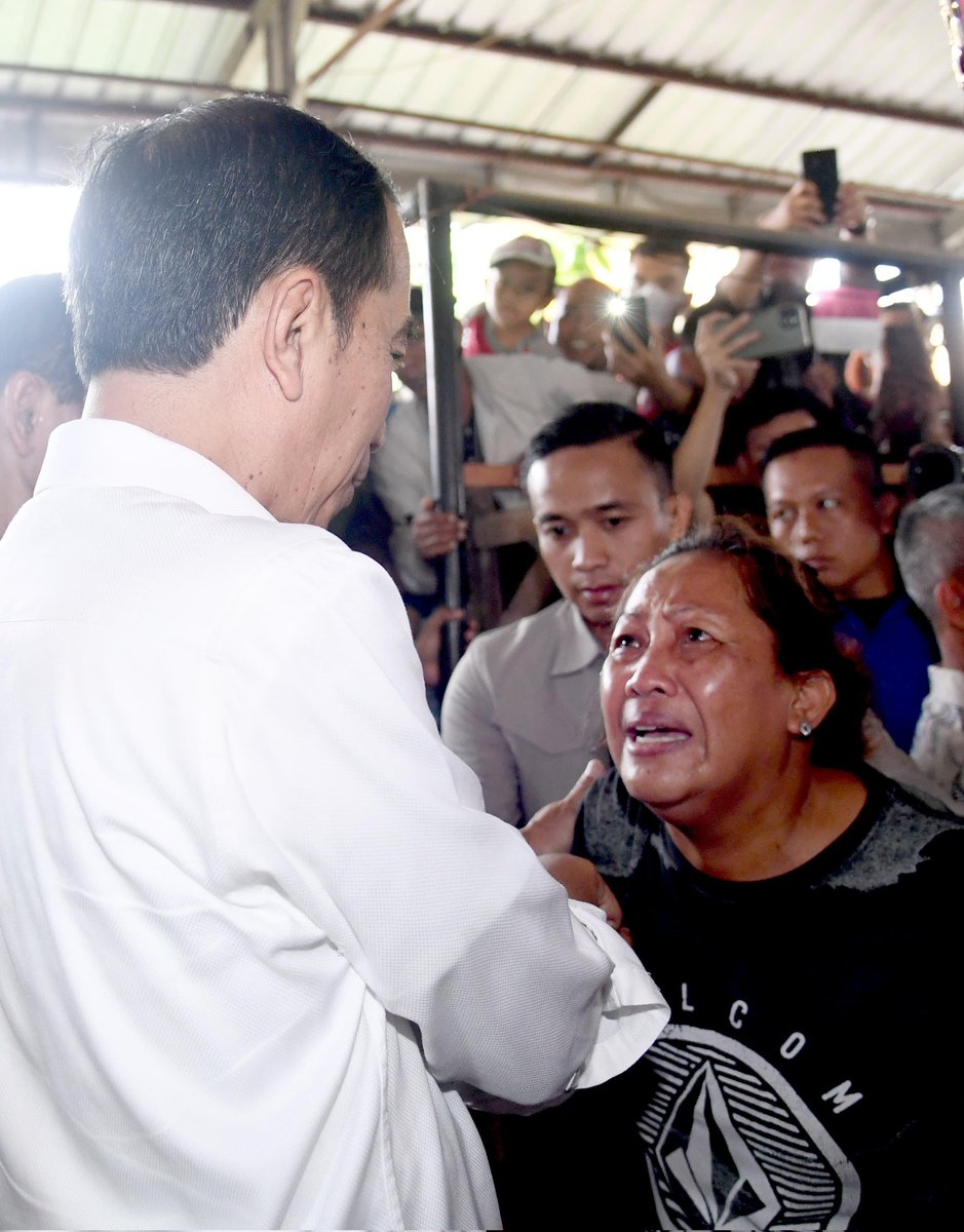 jokowi's tweet photo. Berkunjung ke Pasar Sekip Ujung, Kota Palembang, Sumatra Selatan, hari ini dan mengecek harga komoditas pangan. 

Alhamdulillah, stabilitas harga dan inflasi dalam kondisi yang baik. https://t.co/SdM0VxkgY6
