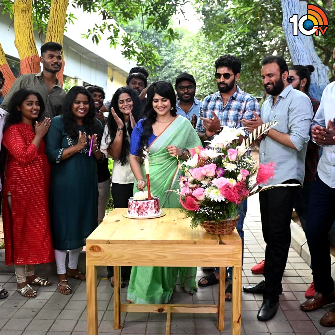 Heroine #meghaakash Birthday Celebrations At #Sahakutumbhanaam Movie Sets...💥💥
#tollywoodlatest #10tv