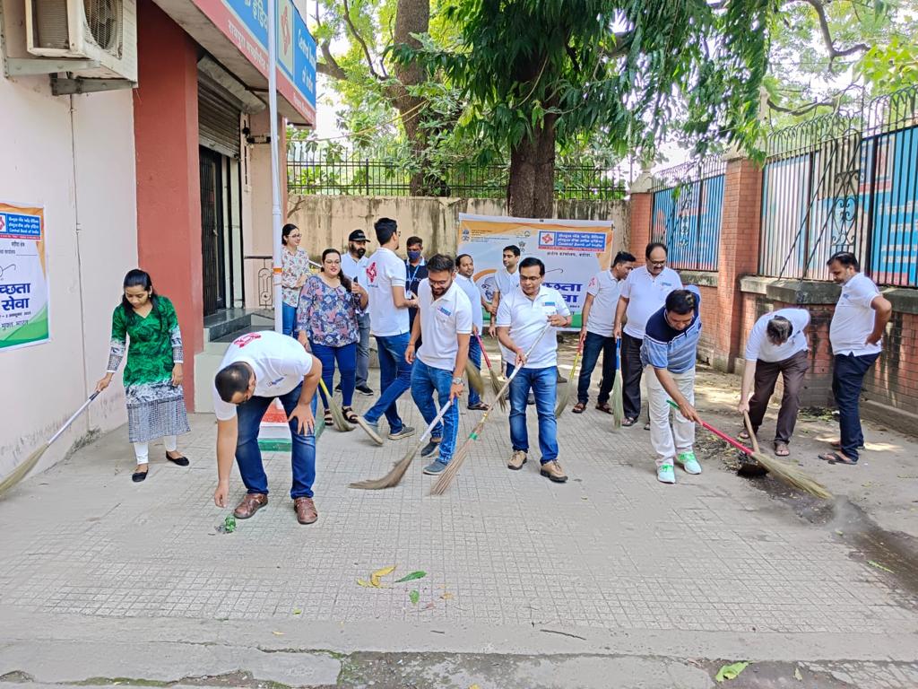 centralbank_in's tweet photo. Central Bank of India (Baroda, Gujarat) was a part of the cleanliness drive under the Government of India’s #SpecialCampaign3.0 

@DFS_India @DARPG_GoI @SwachhBharatGov @PMOIndia @SwachhBharat 

#CentralToYouSince1911 https://t.co/JmUUtYEGNr
