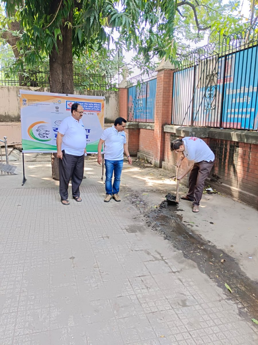 centralbank_in's tweet photo. Central Bank of India (Baroda, Gujarat) was a part of the cleanliness drive under the Government of India’s #SpecialCampaign3.0 

@DFS_India @DARPG_GoI @SwachhBharatGov @PMOIndia @SwachhBharat 

#CentralToYouSince1911 https://t.co/JmUUtYEGNr