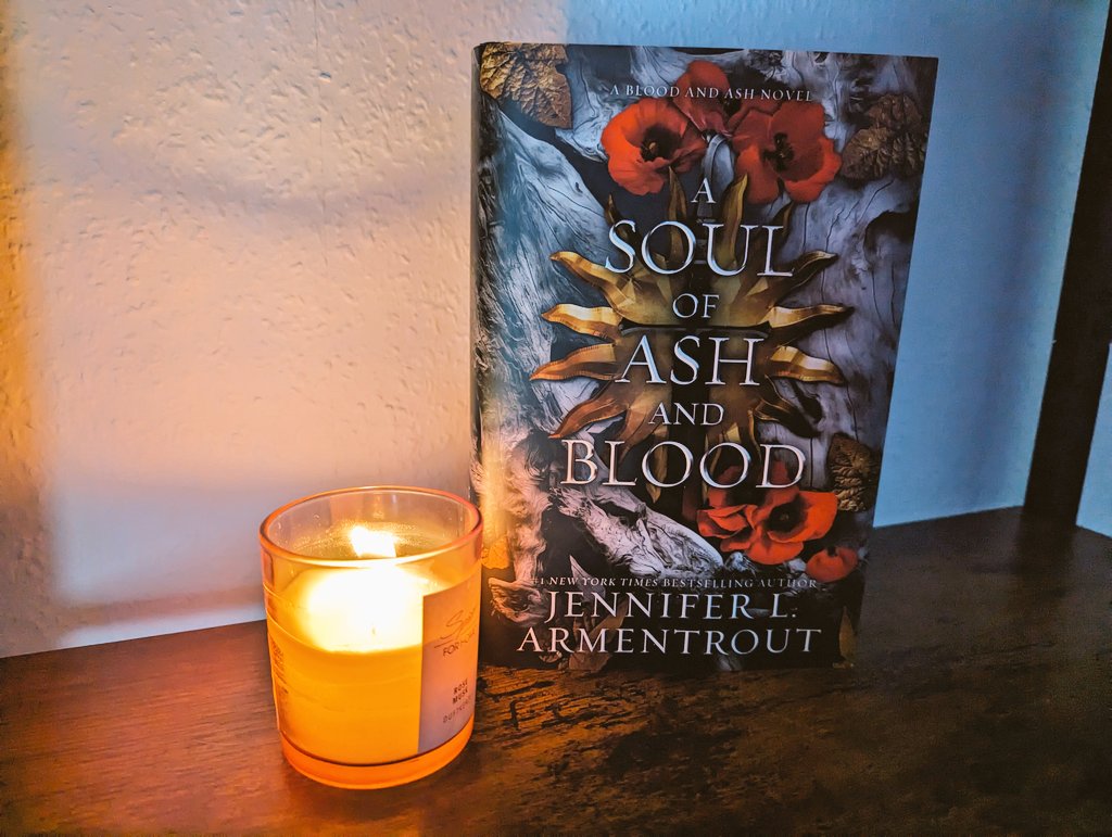 emysbooks's tweet photo. Kurz vor unserem Umzug konnte ich das neue Buch der Blood &amp; Ash Reihe abholen, worauf ich zwei Monate gewartet habe. Das Buch ist soooo schön 😍 https://t.co/D5eiXMALfm