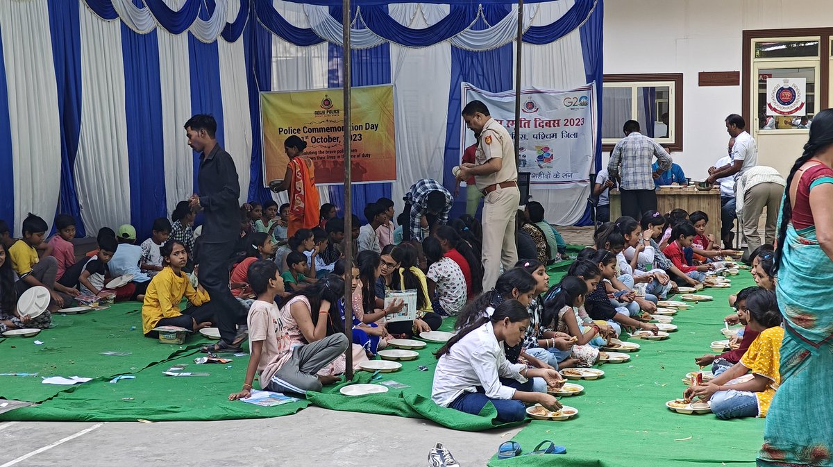 Udaancf's tweet photo. @DCPWestDelhi in collaboration wt @Udaancf orgnsd #KhakhiKerangShaheedoKeSang 100+ @udaancf little ones atndd sessns &amp; painting competition. #Food, #stationery &amp; #certificates frm #DelhiPolice and #UDAAN were distribtd

@LtGovDelhi
@CPDelhi 
@PMOIndia @CMODelhi @archanadhawandr https://t.co/CIOlh7TzbO