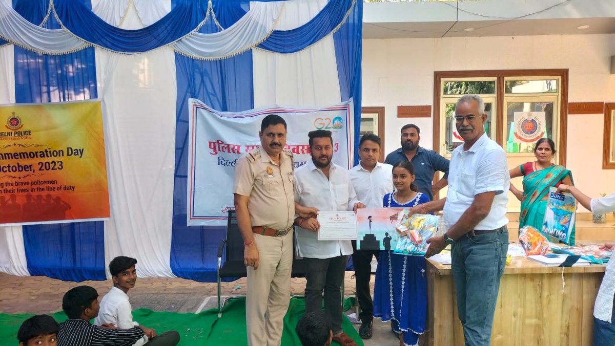 Udaancf's tweet photo. @DCPWestDelhi in collaboration wt @Udaancf orgnsd #KhakhiKerangShaheedoKeSang 100+ @udaancf little ones atndd sessns &amp; painting competition. #Food, #stationery &amp; #certificates frm #DelhiPolice and #UDAAN were distribtd

@LtGovDelhi
@CPDelhi 
@PMOIndia @CMODelhi @archanadhawandr https://t.co/CIOlh7TzbO