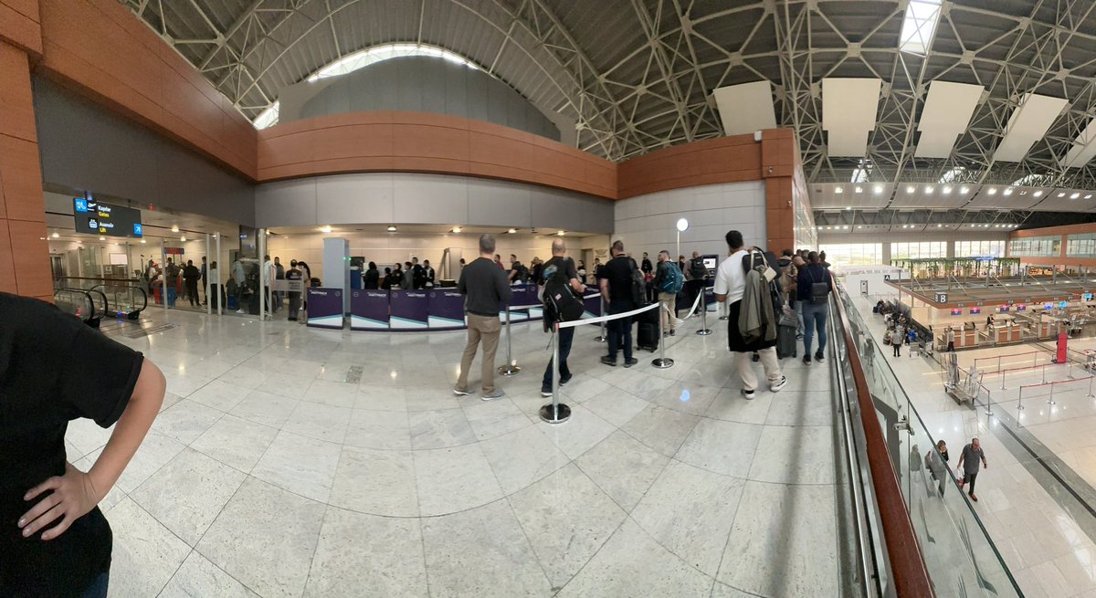 İlk fotograf Sabiha Gokcen Havalimanı normal pasaport sırası. Zaten ucu başı yok. İkinci foto ise kişi başı 25 Euro kestiğiniz ve 1 saat bekletilen sözde Fast Track den. Aksiyon almayı düşünüyor musunuz? <a href="/SabihaGokcen/">Sabiha Gökçen Airport</a>