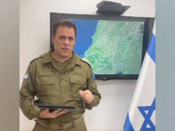 ani_digital's tweet photo. Hamas prefers to have fuel for its warfighting capabilities, leaving civilians without it: IDF spokesperson
Read @ANI Story | https://t.co/aTHi2vHrWs
#Hamas #fuel #IDF #JonathanConricus https://t.co/CUvSzLr9Bs
