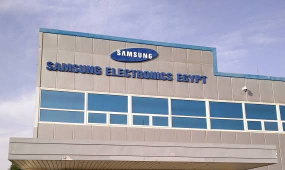 GaddafiGlenda's tweet image. It's not just about making screens when Samsung chooses to produce 98-inch TVs with #QLED8K technology in Beni Suef; it's also about opening up chances and demonstrating the capabilities of the country. A proud time indeed! "Made in #Egypt" with "#TechInnovation