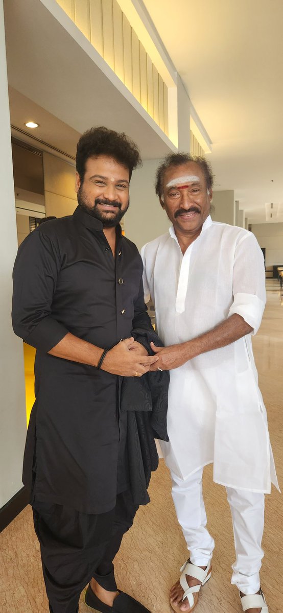 ChuttiAravind's tweet photo. Man of simplicity..!
Man of Melody..!

One and only Annan #Deva 😍

#Deva #PenangConcert #DevatheDeva #FunflilledShow #Music #DevaConcert #DevaPenangConcert #TamilMusicConcert #DevaSongs #DevainPenang #ChuttiAravind https://t.co/d6gbTp7zFu