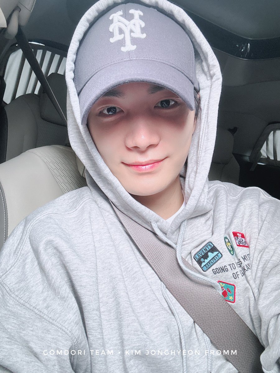 StudyJonghyeon's tweet photo. [FROMM] Kim Jonghyeon shares some selca from his new phone ☺️ it’s been a while since he wears a hoodie.

These days he mainly practices on vocal and he cherishes the process. Even though it’s not perfect, he’s just happy there’s still room for improvement.

#KIMJONGHYEON #김종현 https://t.co/0dgAN40O2I