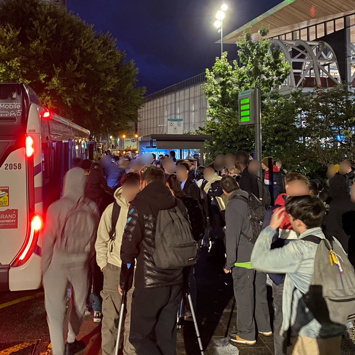 UnionE_Chambery's tweet photo. 🤯 La honte pour @SynchroBus &amp; @GrandChambery !

Les bus en horaires de #vacances... Mais les étudiant·es travaillent !

🚌 Nous avons besoin de tous les bus pour aller sur nos campus !

La situation ce matin juste après le passage d'un bus pour #Technolac ⤵️ https://t.co/G2uTOt8OBf