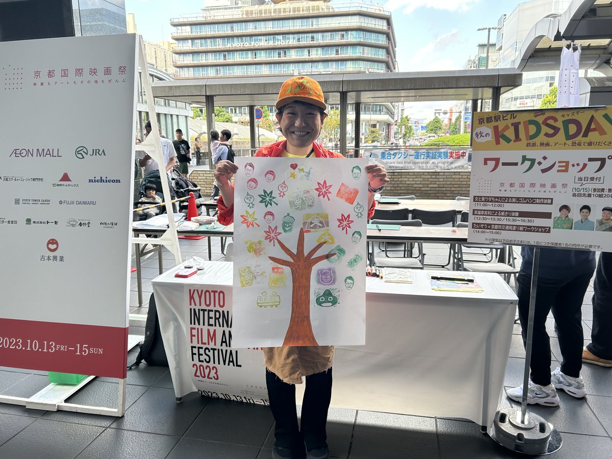 kiff_official's tweet photo. 消しゴムハンコ講師の女と男ワダちゃん
紙切り講師の笑福亭笑利も完成した作品とパシャリ📷 https://t.co/WvGP0zufiz
