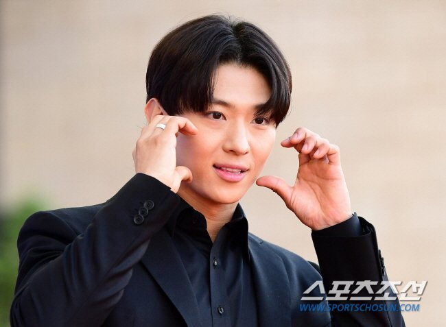 KDramaHandle's tweet photo. YouTuber #Dex (#KimJinyoung) makes acting debut in #iShopping, a thrilling webtoon-based series, where he explores revenge and survival with a dark twist on child adoption.
Directed by #NotYetThirty director #OhKihwan. https://t.co/dA6anOfpm5