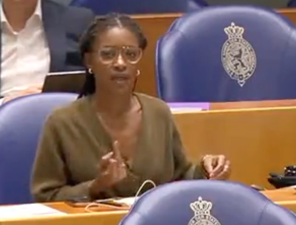 Dit gebeurt in de plenaire zaal van het hart van onze democratie. Voorzitter dient in te grijpen en schorsing op te leggen. Je kunt het oneens zijn, maar dit is niet acceptabel. #middelvinger