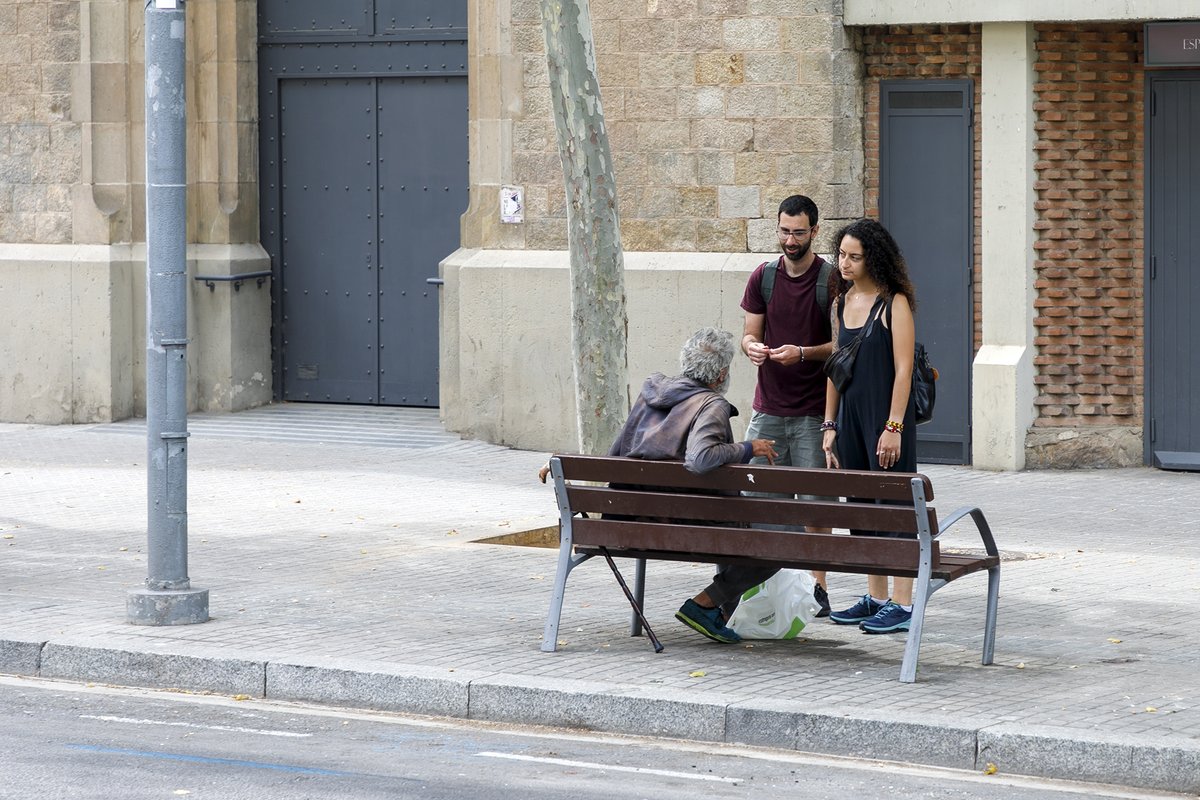 ArrelsFundacio's tweet photo. A Catalunya, centenars de persones viuen al carrer perquè no tenen una llar on sentir-se protegides. Són veïnes del barri i les veiem sovint quan sortim a comprar o quan tornem a casa. El teu gest pot marcar la diferència. https://t.co/ZbNOBpiJnP https://t.co/hjWwjpJU3e
