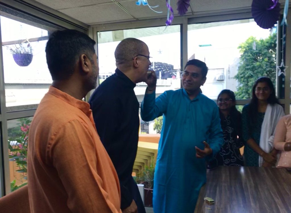 LyricsGuruApp's tweet image. Let him eat cake!

My farewell celebration hosted by Hitesh Ramoliya and all his staff at Amar InfoTech. 

Part 1

#lyricsguru #lyricsguruapp #amarinfotech #excelptp