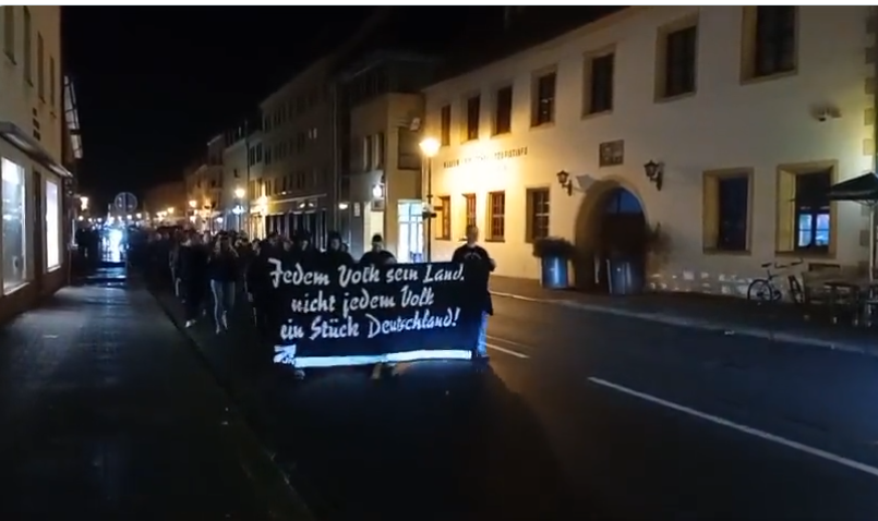 utopisdde's tweet photo. Nicht wundern, das ist keine JN/NPD/FS-Demo, sondern so sah gestern eine Demo in Eilenburg aus, die der lokale AfD-Stadtrat Wiedeburg organisierte: https://t.co/UjdzvoEZTC