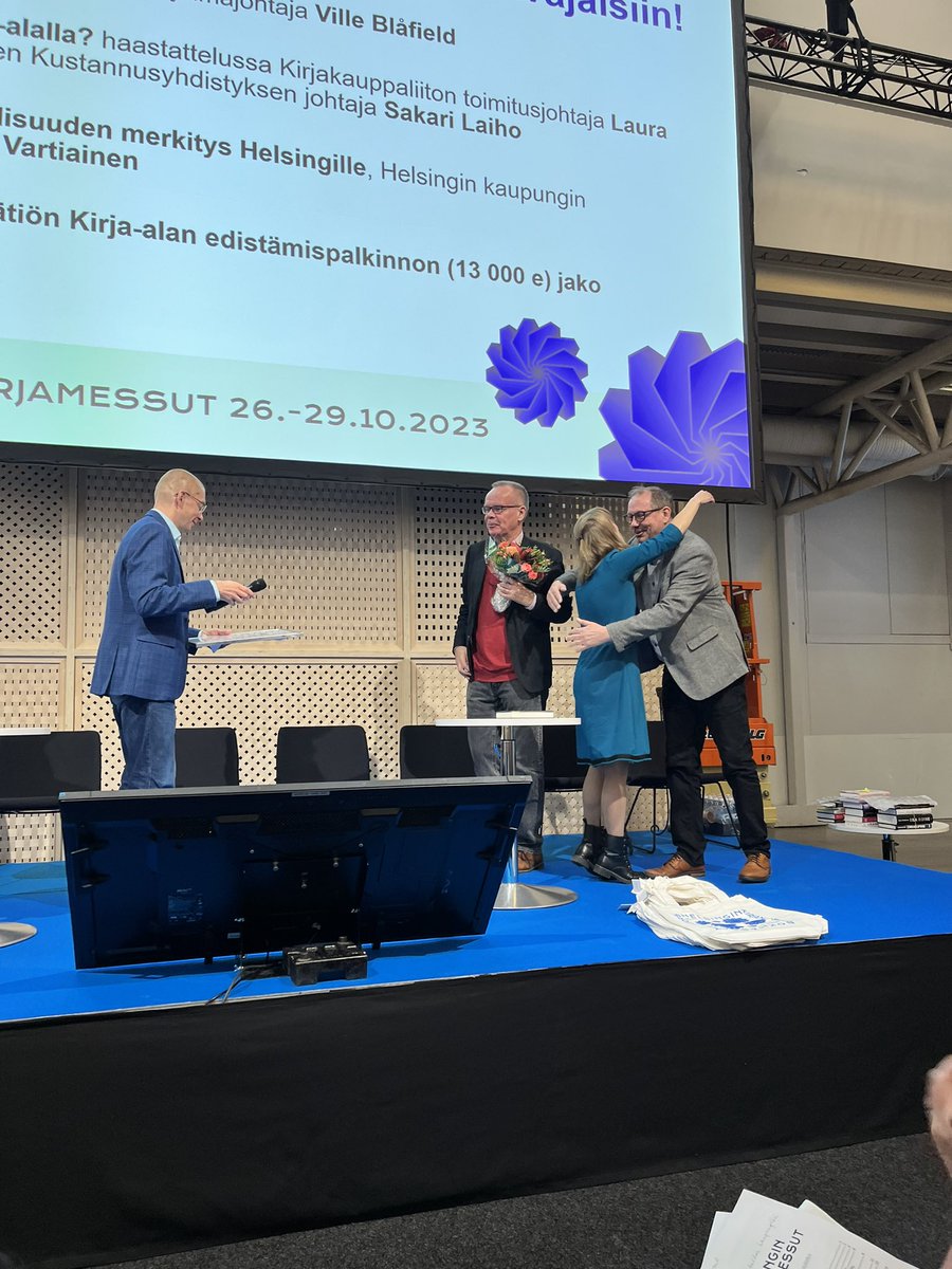 Kirja-alan edistämispalkinnon saa <a href="/v_vinhan/">Vinhan kirjakauppa</a>. Perusteissa korostuu vastavirtaan uinti sekä tapahtumiin ja palveluihin panostaminen. Panostuksilla on saatu luotua uudenlaista ja herätettyä henkiin perinteistä kirjakauppakulttuuria. Onnea <a href="/VainioPasi/">Pasi Vainio</a> ja Mikko Vartiainen!