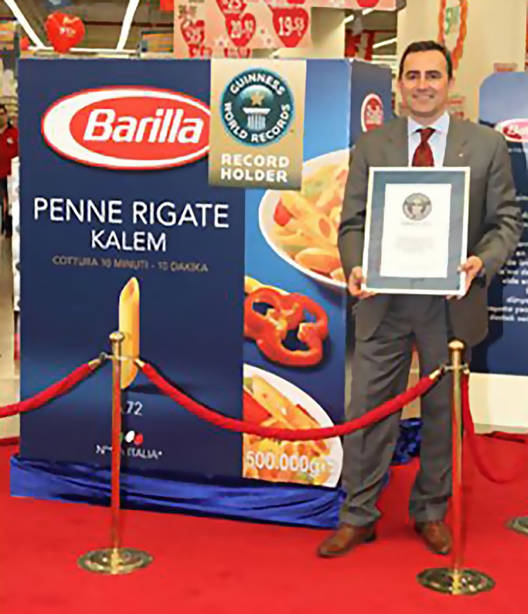 WWR_de's tweet photo. 🍝 Die größte Nudelpackung der Welt

ist 1,54 m hoch und 1,30 m breit und wurde von Barilla am 8. Mai 2012 in Istanbul kreiert.

Die 500-kg-Packung Penne wurde für 999 türkische Lira (560$) für einen guten Zweck verkauft.

#PastaLove #Food #Charity #WelttagderNudeln #WWR #GWR https://t.co/zZan72cj2P