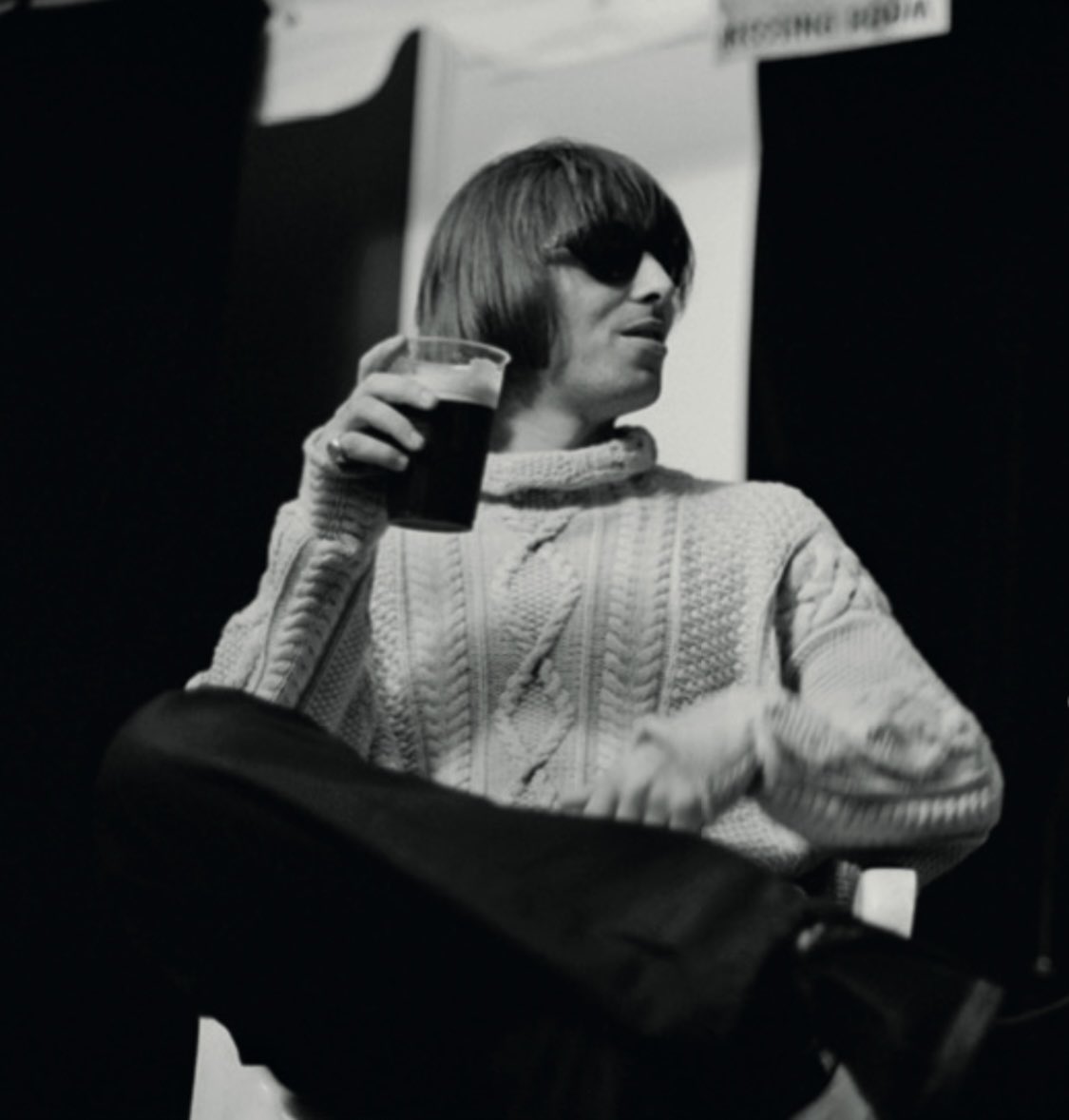 dailyliamgpics's tweet photo. liam gallagher by jill furmanovsky, 1996 https://t.co/rfGnvGDcEn