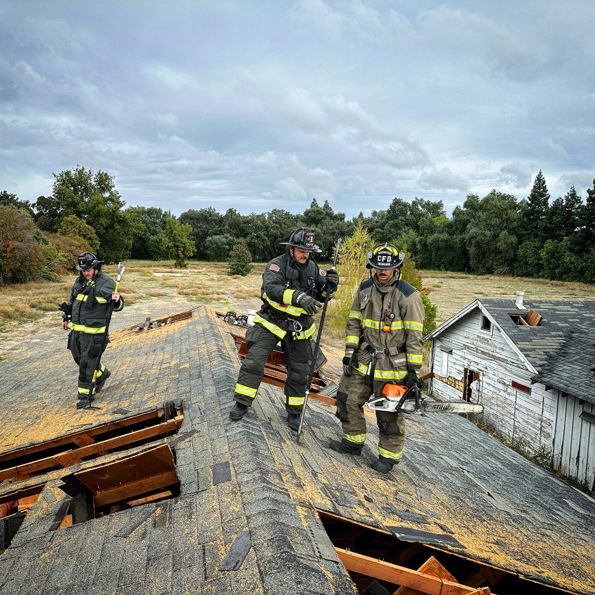 JakeMiille_Fire's tweet photo. Solid first day of a probationary assignment… cutting holes on an acquired structure. #ChicoFirefighters https://t.co/2Jw7juoVmY