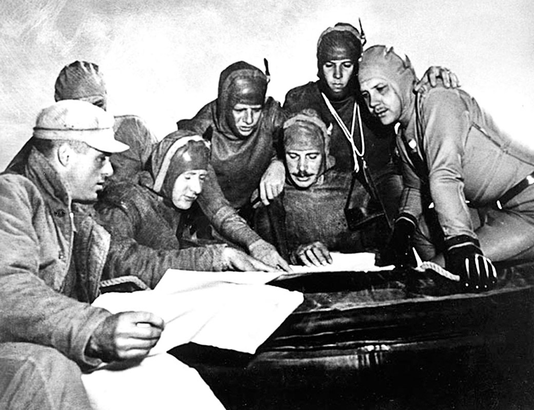 LRonLacy's tweet photo. #OTD in 1950 - X Corps lands at Wonsan
👇🧵
‘Underwater Demolition Teams “Frogmen” studied the situation prior to destroying North Korean minefields in Wonsan harbor, 26 October 1950.’
#KoreanWar #NorthKorea #Wonsan #XCorps #divers #blackandwhitephotography #warphotography https://t.co/4tXXgMCbx8