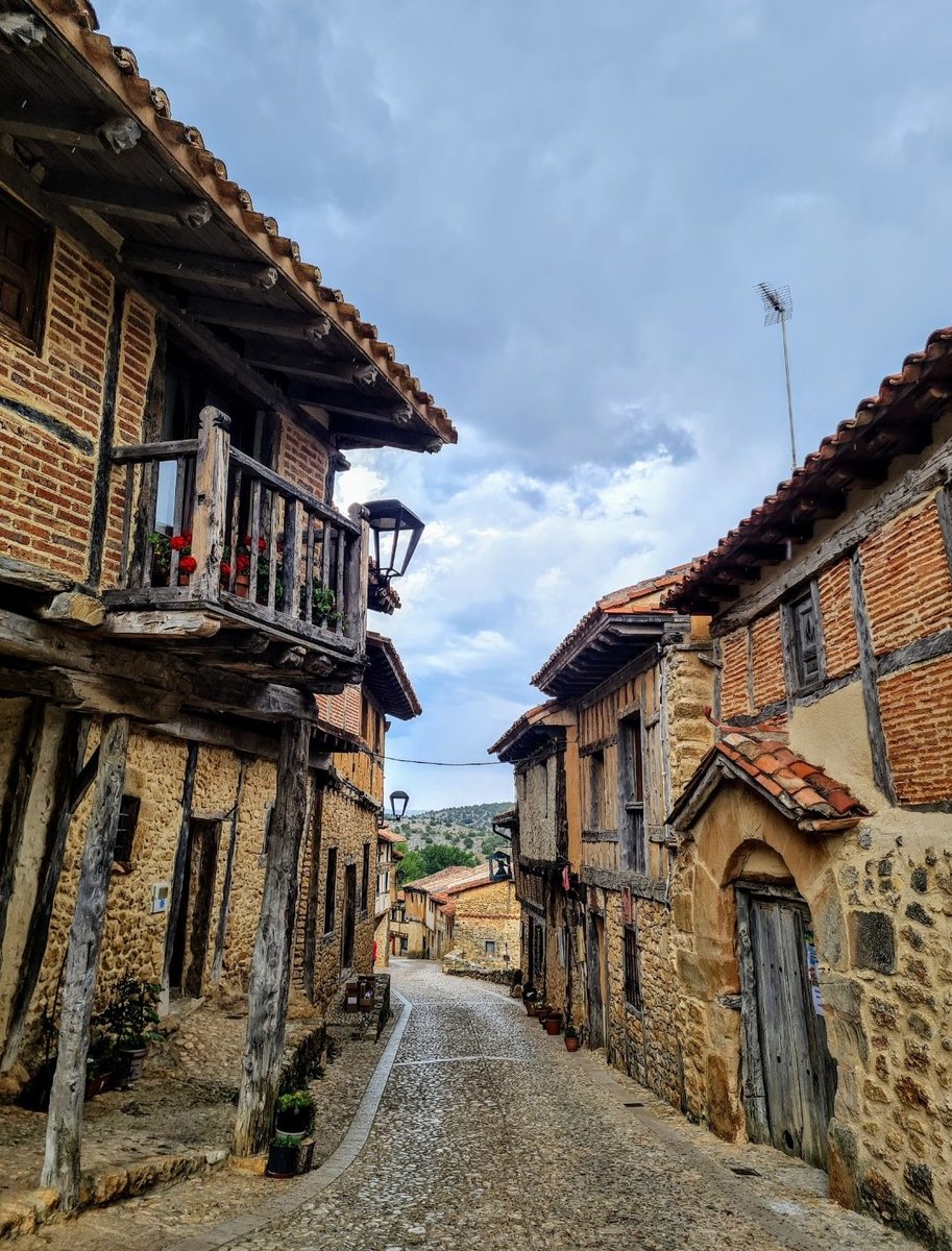 ¡En Calatañazor siempre llueve a gusto de todos!
Y después de la lluvia nos deja unas imágenes tan bonitas como esta 👌🏼
📸 <a href="/Rociowaly/">Rocio RM</a>

#calatañazor #soria #soriaestademoda #turismo #españa #castillayleon #patrimonio #naturaleza #sorianitelaimaginas #viajar #spain <a href="/CyLEsVida/">Turismo Castilla y León</a>