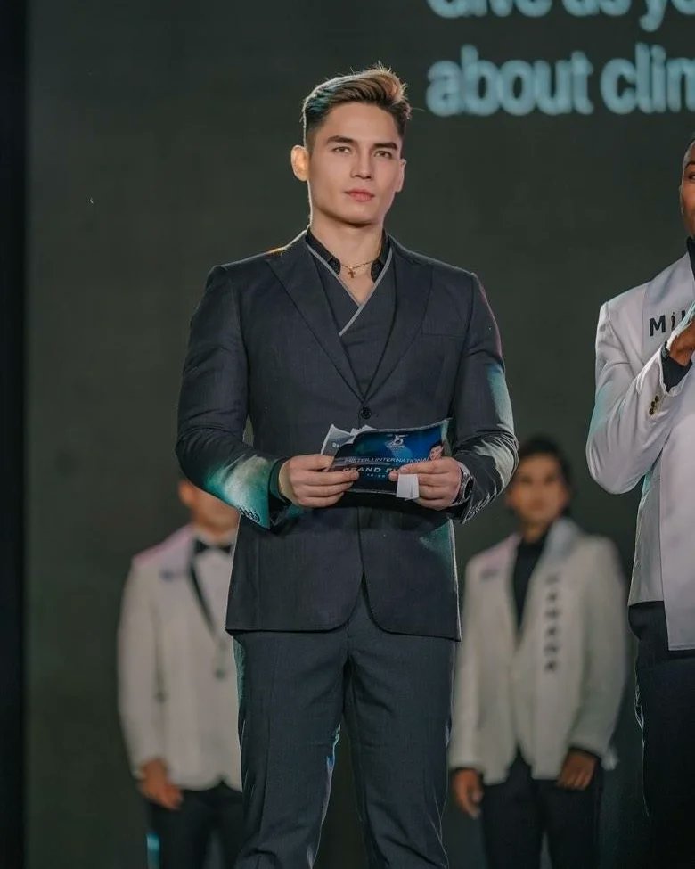 SeanKyleJ's tweet photo. As: laging mukhang galit lol https://t.co/b0TzzDiMIc