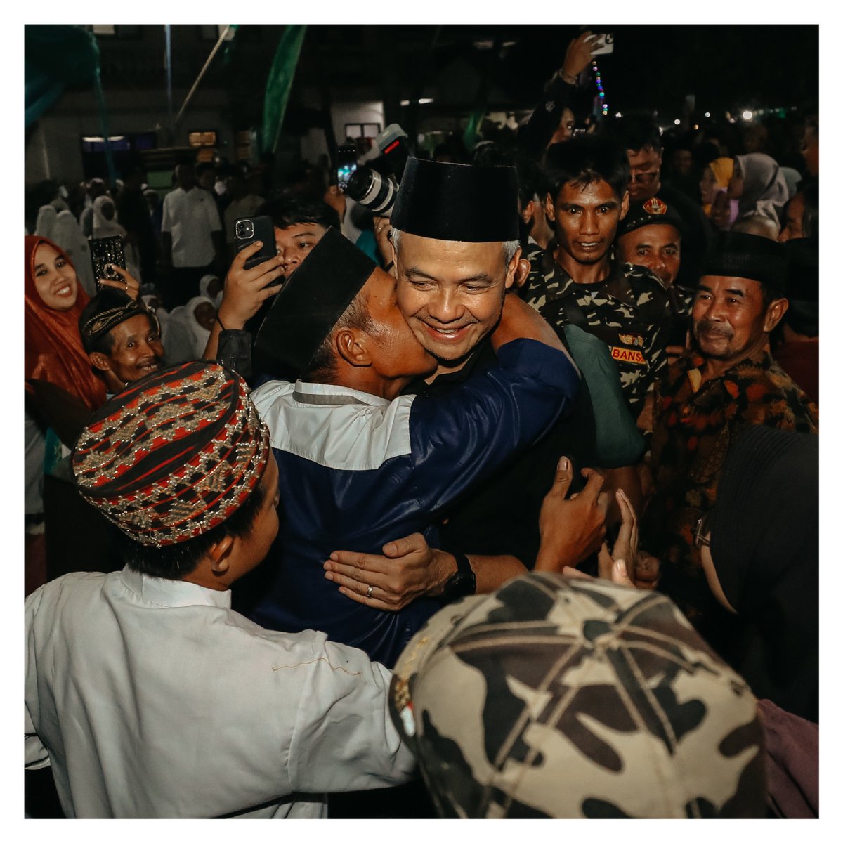 ganjarpranowo's tweet photo. Bersama saudara-saudara warga Lampung Tengah mengharap hal-hal baik dengan cara-cara yang baik. Alhamdulillah kita juga didampingi cicit Syekh Abdul Qadir al Jailani, Syekh Ammar Azmi Arrafati dan Kiai  Chalwani serta para alim ulama. InsyaAllah berkah manfaat untuk kita semua. https://t.co/YqSRfQSwYJ