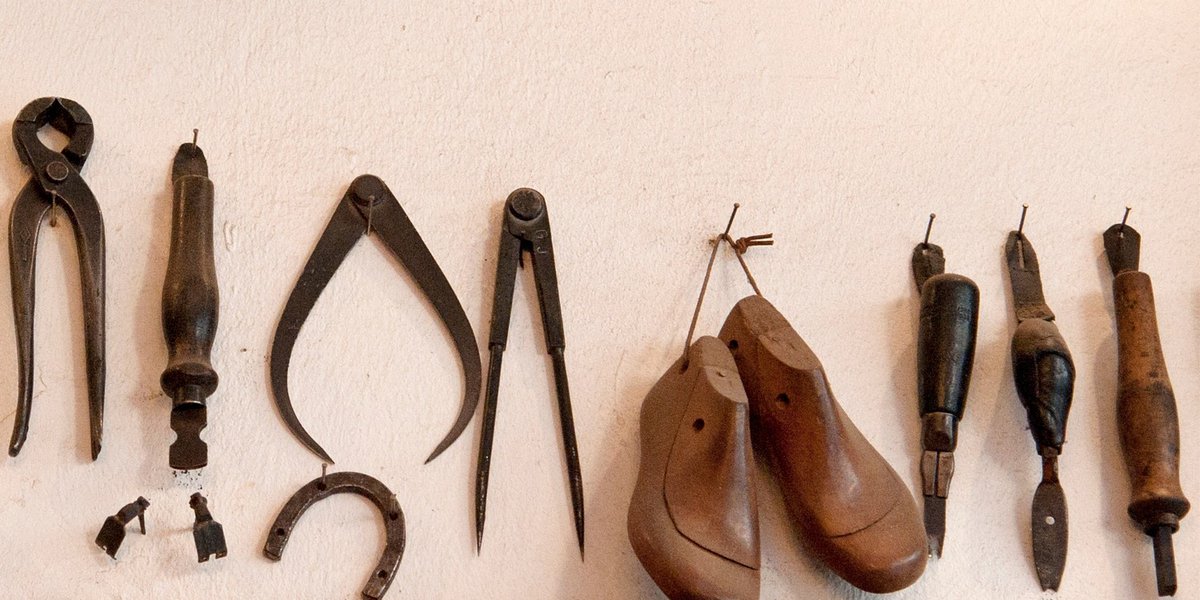 adeba's tweet image. Heute ist der Internationale Tag der Schuhmacher! Was würden wir ohne diese Handwerker tun? :) Herzlichen Glückwunsch! Für unsere Schwangeren ein paar wichtige Infos magazin.adeba.de/die-beine-im-b…