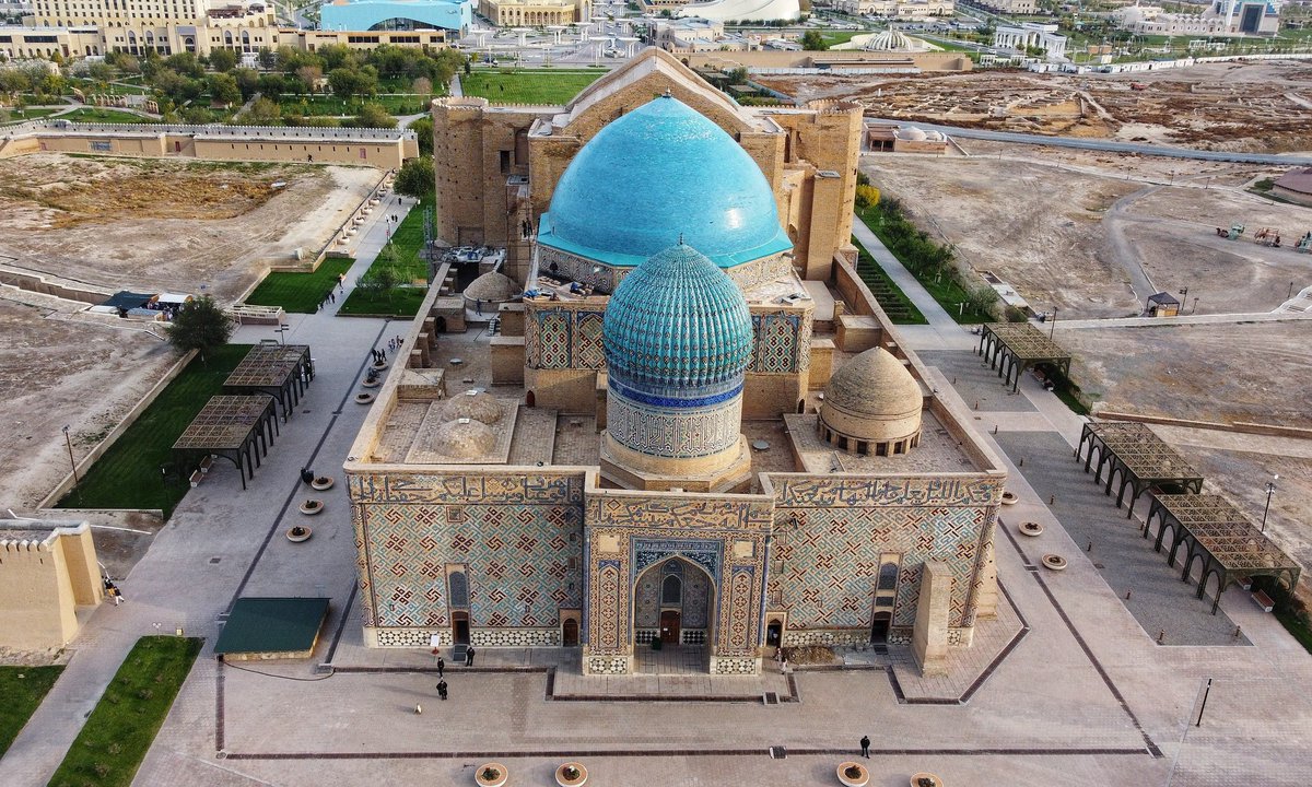 girovagate's tweet photo. Buongiorno dal #Kazakhstan!
Ho attraversato paesaggi sconfinati per giungere fin qui, a #Turkistan e vedere il meraviglioso Mausoleo di Khoja Ahmed Yasawi, il primo sito #UNESCO del #Kazakistan!
@Kazakhstan 
@travelbloggerit 
#invited https://t.co/MywYIKF5KS