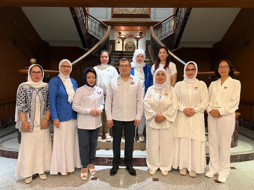 officialinews_'s tweet photo. Repost dari Bapak @hary_tanoe
https://t.co/A7hl3YTMjL
#HaryTanoesoedibjo #IWAPI #DPR #DPRRI #DPRDDKI #NTB #Jambi #DKIJakarta #PartaiPerindo #UntukIndonesiaSejahtera https://t.co/jcQIFisG8I