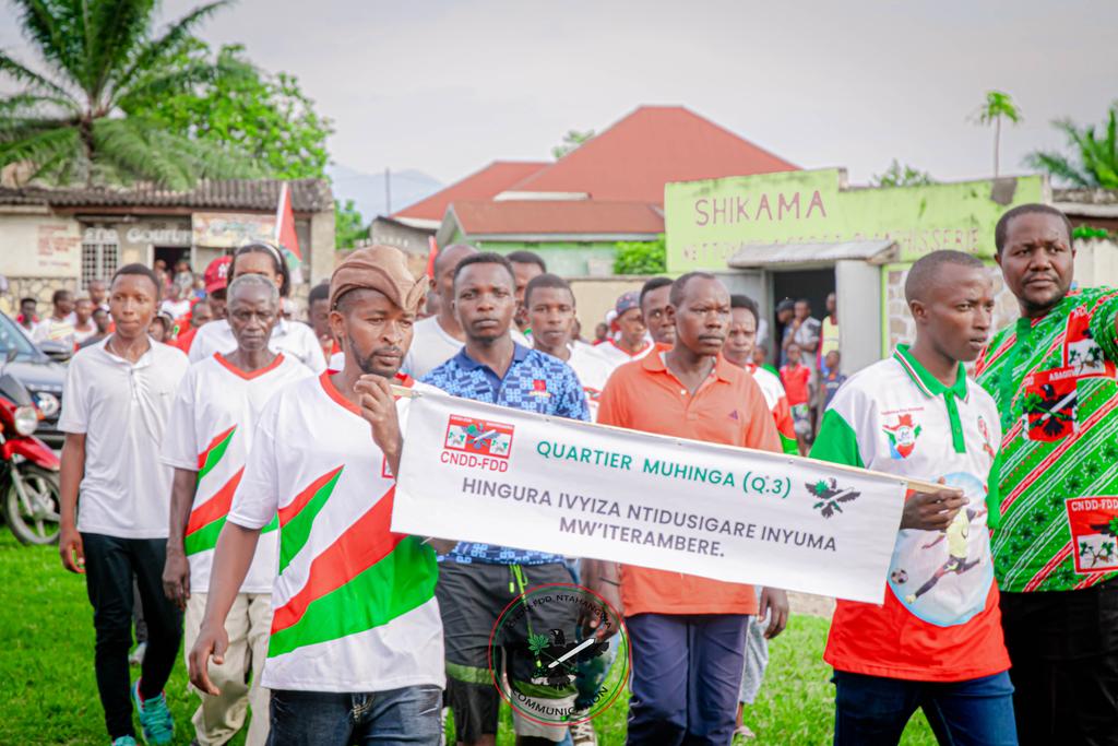 CnddFddNtahan's tweet photo. 🎙️Umunyamabanga wa @CnddFdd muri Komine #Ntahangwa, Ir. #Jean_Paul_MPAWENIMANA :"Ahantu hubatswe kandi ari ikibanza ca Leta (#espace_vert), 'chef de quartier' wikebuke kuko ivya Leta ni ivya Leta, ivy'umugambwe ni ivy'umugambwe, ivy'umuntu ni ivy'umuntu, ibitaro tuzovyubaka he?" https://t.co/u1rcOzFayB