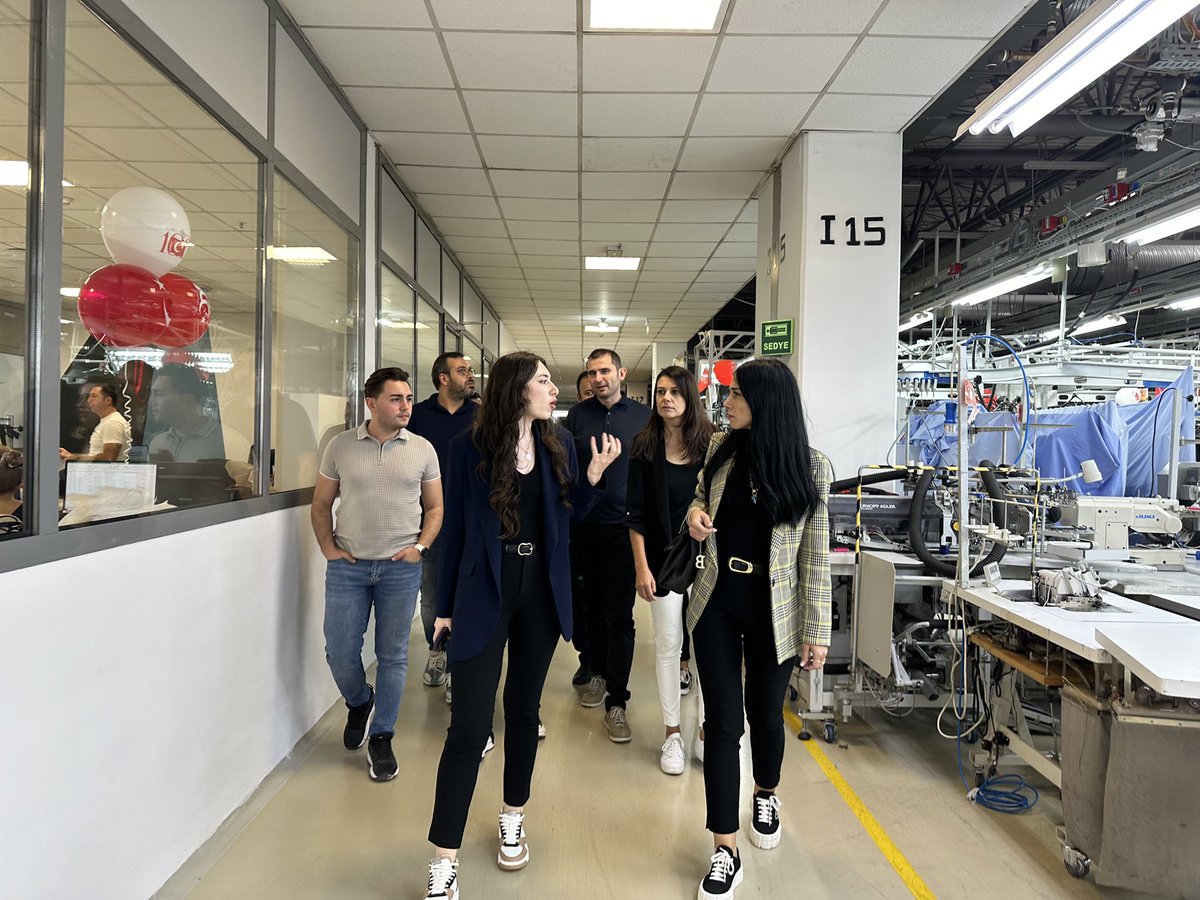GOSD_Antalya's tweet photo. Diğer OSB’ler ile işbirliği projemiz kapsamında bu hafta İzmir’deyiz. İlk durağımız tekstil sektöründen Global bir marka olan Hugo Boss oldu. İzmir Gaziemir Serbest Bölge’de bulunan 4 adet fabrikasına yaptığımız teknik gezi sonrası oldukça ilham aldık. #gencosd #teknikgezi https://t.co/KbP4XMQUUW