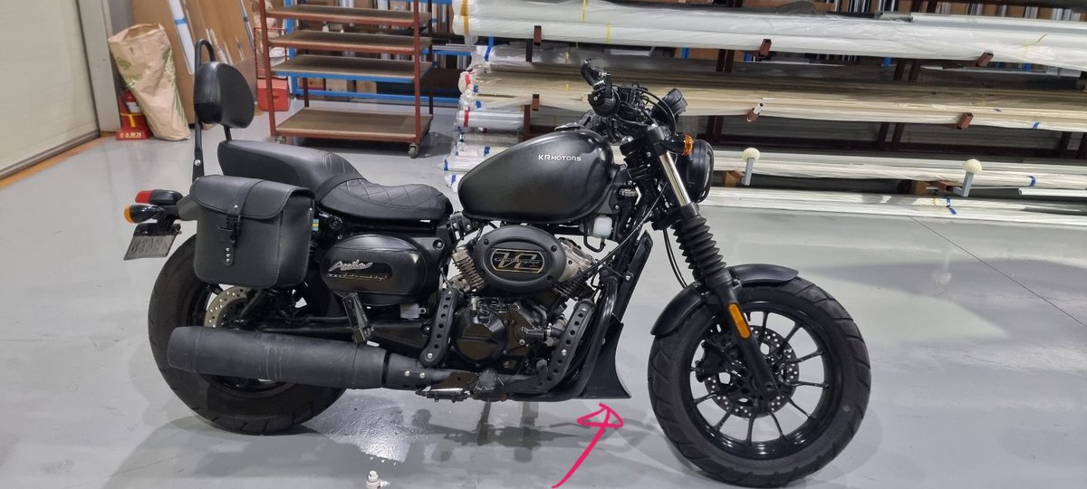 ActialT's tweet photo. ネイキッドバイクの
蟻の觸角みたいな
ミラーが嫌いなので
バーエンドミラーに変更しました
ライトのカバーと
フロントエンジンガード着けて
買ってきた時となかなか印象
変わったのでは? https://t.co/oM45ualsIO