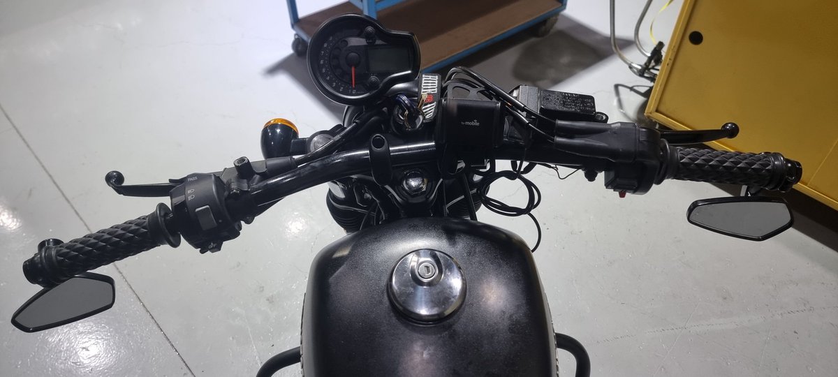 ActialT's tweet photo. ネイキッドバイクの
蟻の觸角みたいな
ミラーが嫌いなので
バーエンドミラーに変更しました
ライトのカバーと
フロントエンジンガード着けて
買ってきた時となかなか印象
変わったのでは? https://t.co/oM45ualsIO