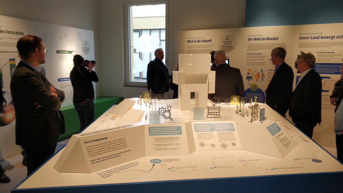 ZWasserstoff's tweet photo. Curious about hydrogen? Inform yourself about the hydrogen ecosystem and its colorful subsystems 💡
The new hydrogen information center in Düren gives insights into the basics of hydrogen .Come &amp; see yourself!
#KreisDüren #Wasserstoff #Hydrogen #Clusters4Future #Zukunftscluster https://t.co/F7HiZMqWxA