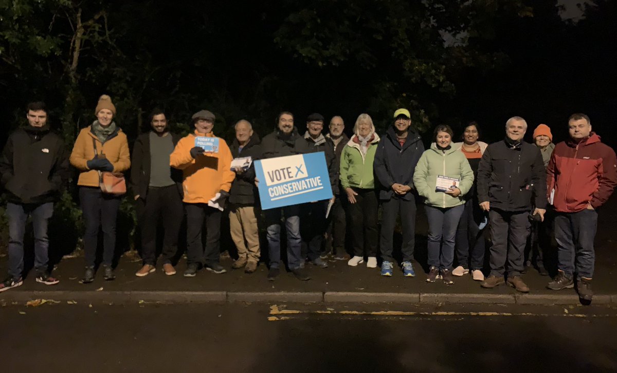 🌔 In the dark some very dedicated supporters joined @zaidr’s Dawn Raid for today’s #Earlsdon by-election! 

💙 Thank you all for delivering cards reminding Conservatives to go to the polls and #voteconservative