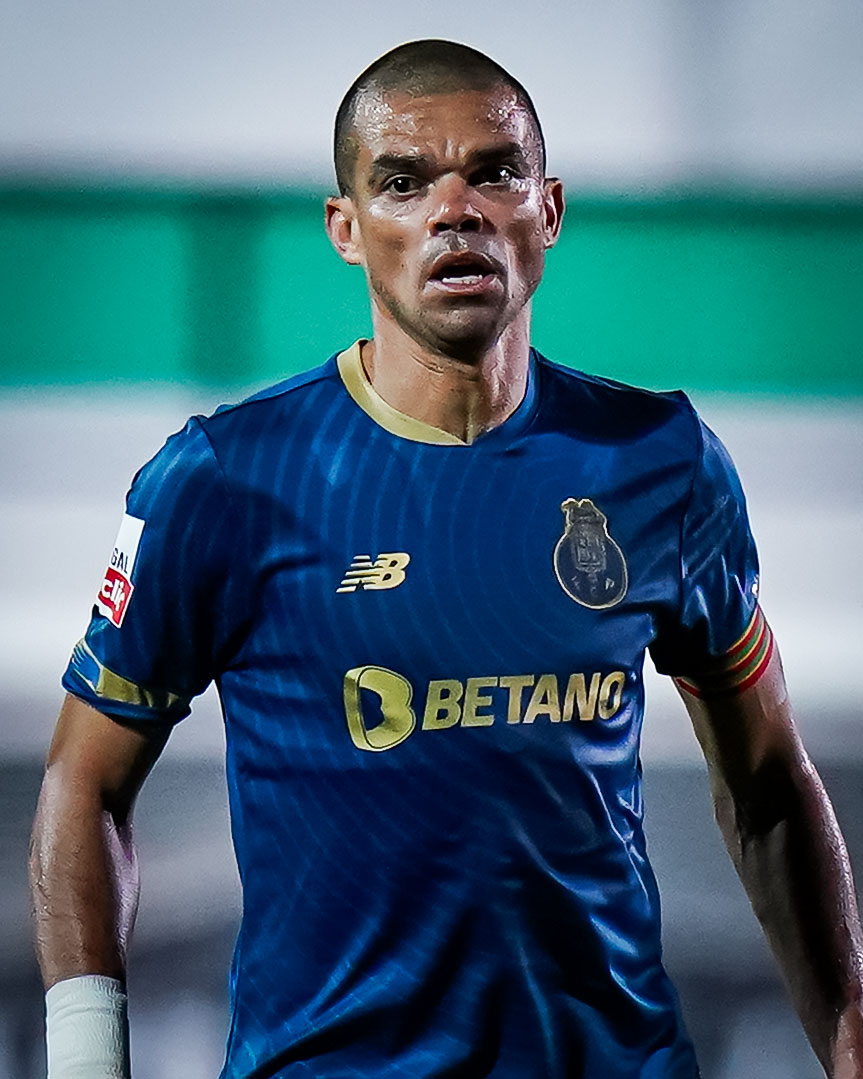 SiaranBolaLive's tweet photo. 40 tahun 242 hari

Pepe pemain tertua yang bermain aktif di Champions League. 

Sehat Sehat Mbah...
Mugi Mugi Tansah pinaringan gesang engkang langgeng, Rejeki engkang kathah lan migunani tumpraping liyan, saget momong rayi rayi enem, dados tuladane pemain liyanipun bilih nek kepengen main ngantos sepuh niku kuncinipun kedah sangar + bengis.

Matur Nuwun Mbah Pepe. 
🙏