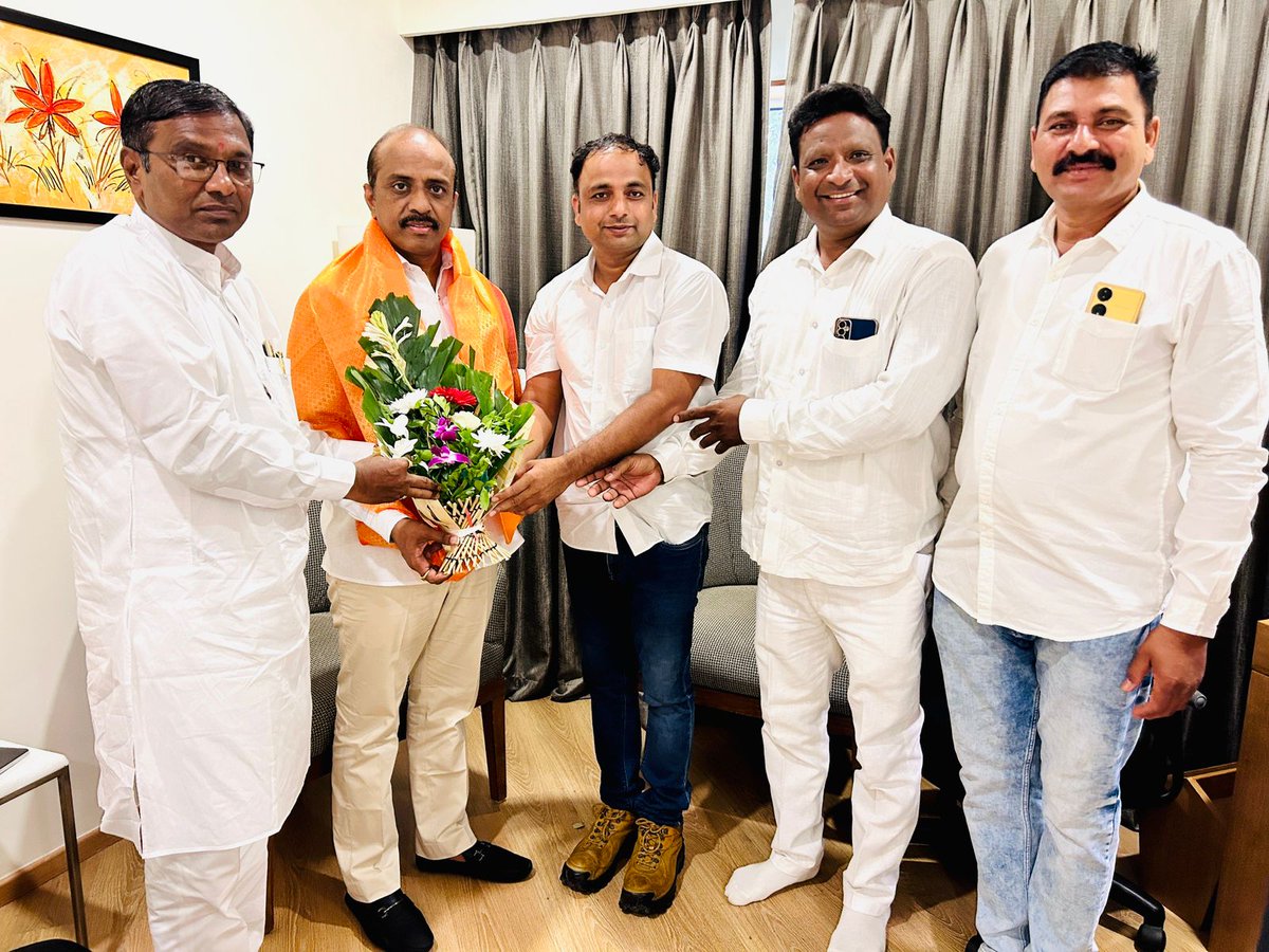 BRSJalna's tweet photo. भारत राष्ट्र समितीचे महाराष्ट्र राज्याचे प्रभारी के वामशीधरराव संभाजीनगर येथे आले असता त्यांचे स्वागत करण्यात आले यावेळी मराठवाडा समन्वयक सोमनाथ जी थोरात सर जालना जिल्हाध्यक्ष प्रवीण पाटील फूके सह समन्वयक प्रल्हाद मोहिते जालना विधानसभा अध्यक्ष अशोक अंभोरे पाटील उपस्थित होते https://t.co/b51NZ56YCk