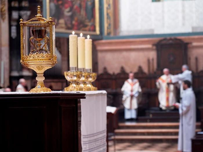 🙏 Esta tarde, la Catedral acoge la Fiesta Anual del Santo Cáliz. Una de las dos únicas ocasiones en el año en las que la sagrada reliquia está presente en el Altar Mayor durante la celebración.

📅19.00, presidida por el arzobispo mons. Enrique Benavent.