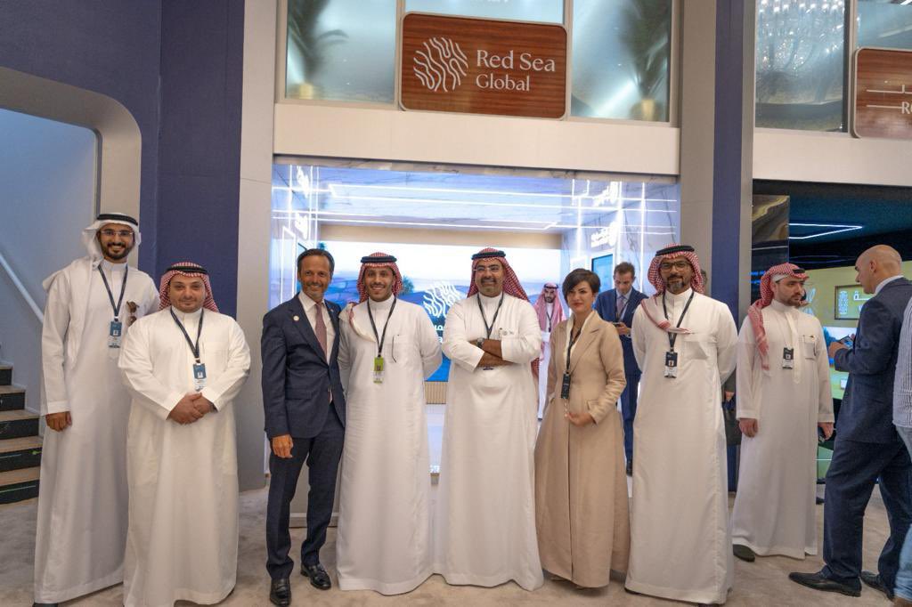 على هامش منتدى #مبادرة_مستقبل_الاستثمار التقى سمو رئيس مجلس ادارة الاتحاد الامير سلطان بن فهد بن سلمان مع الرئيس التنفيذي لمجموعة <a href="/RedSeaGlobalAR/">البحر الأحمر الدولية</a> السيد جون باغانو للاطلاع على آخر المستجدات لوجهات المجموعة ومناقشة التطورات في تفعيل الرياضات البحرية.
#وجهة_البحر_الاحمر
#SeeBeyond