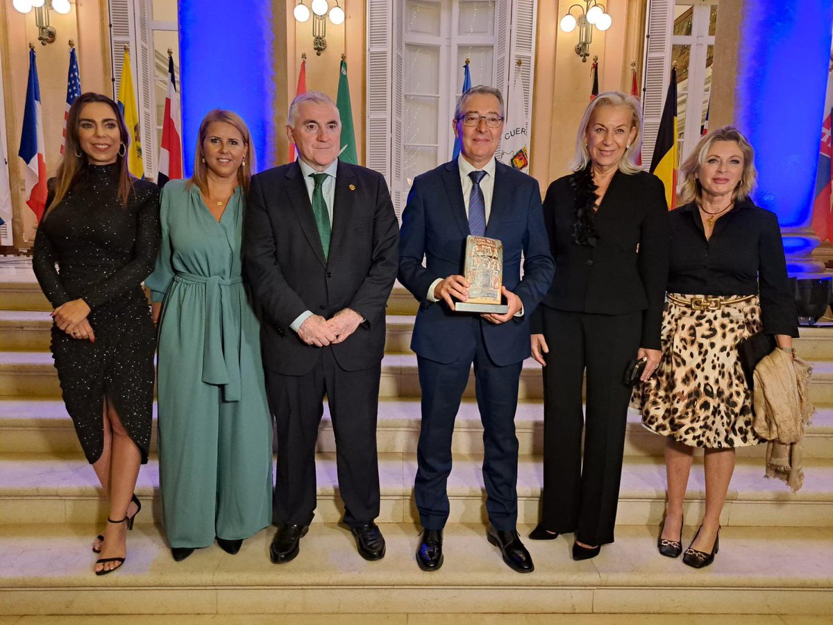 Fabulosa velada Aniversario de la ONU 🇺🇳 

Enhorabuena a los homenajeados!!
Especialmente al Pte de la Diputación de Málaga <a href="/Francissalado/">Francisco Salado</a> 
Su compromiso, lealtad y trabajo para fomentar y estrechar los lazos entre Málaga y la ONU reconocidos por el Cuerpo Consular de Málaga 💙