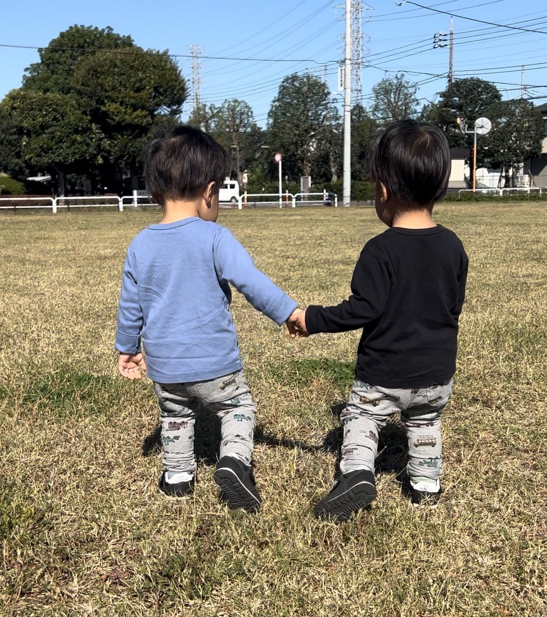 今月でうちの双子も2歳になりました。一卵性なのでほぼほぼ同じDNAなのですが、性格も全然違うので、後天的・教育的な影響も大きいんだろうなぁと思ったりします。
