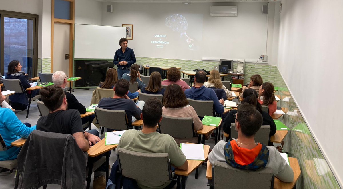 2ª sesión, ahora en Granada, del curso 'Cuidado y convivencia', impartido por <a href="/juanbellid/">𝙹𝚞𝚊𝚗 𝙱𝙴𝙻𝙻𝙸𝙳𝙾</a>.
▶️ Ayudamos a generar desarrollo emocional saludable en alumnos y dotarles de herramientas para identificar situaciones de riesgo.
🤗 Gracias a <a href="/ciademariagr/">Compañía de María Gr</a> por cedernos sus instalaciones.