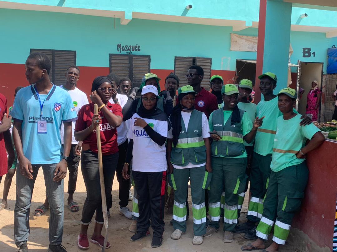 _COJAR's tweet photo. Notre journée de SetSetal du Dimanche 22 Octobre s'était passée à merveille 🥳
Nous remercions du fond du cœur Le Directeur de l'UCG @MassTHIAM et toutr son équipe @PropreUcg pour cette précieuse collaboration 🤝

#COJAR #UCG #Environnement #Rufisque https://t.co/soMXWb3n8T