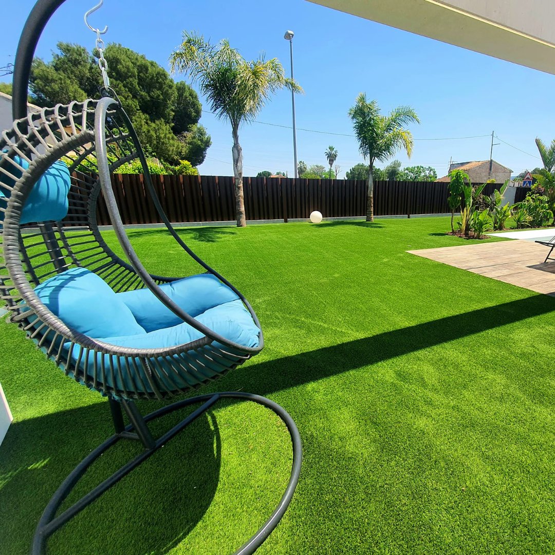 GazonsN's tweet photo. Aménagement de jardin avec le sublime gazon artificiel Méridien d'une hauteur de brin de 46mm 💚

Il est ultra moelleux, extrêmement doux et confortable !

RDV sur https://t.co/UgIy7DBBWD ✨

#gazonartificiel #ajhome https://t.co/jf8BemAJAZ