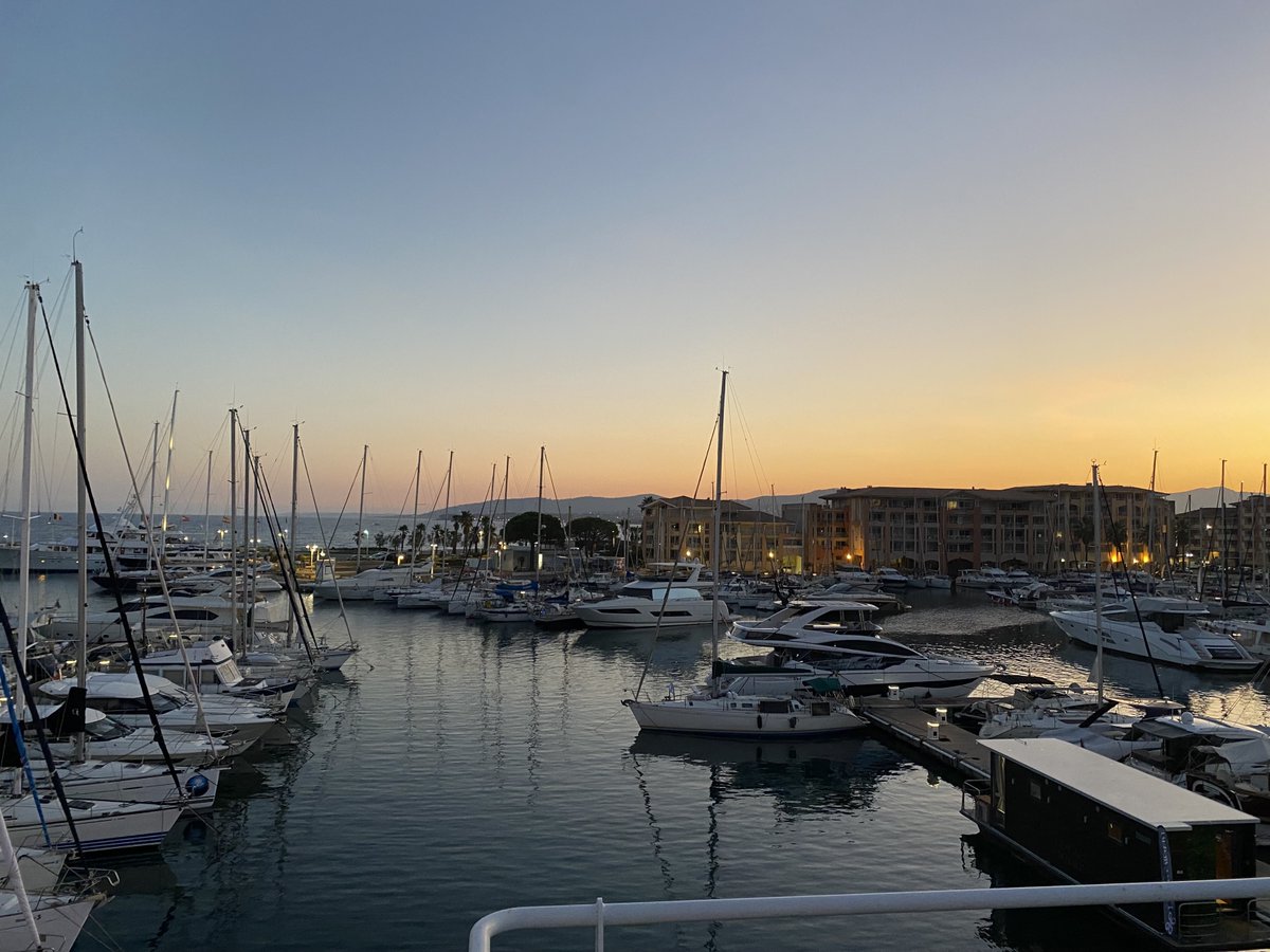 Célébrons ensemble nos House Boat amarrées à Fréjus 🥂
Déjà 2 ans que nos suites sont amarrées sur ce magnifique port. ✨
Sous le doux soleil de la Côte d'Azur, nos House Boat ont trouvé leur port d'attache.⚓️
#bienvenueabord #CotedAzurFrance #houseboat #tourismevert #partenariat