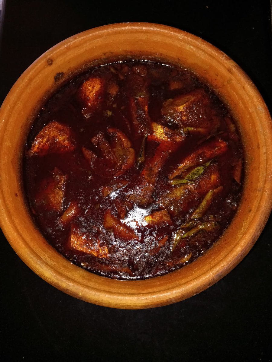 ssurabhee's tweet photo. Love cooking in earthern vessels.  The flavors come out diff. Spicy #sardine fish curry with #kudampuli n virgin #COCONUT oil. A specific style followed by #Christian households in central #Kerala. Goes well with steaming hot rice. #lunch stories. Cooking: an expression of ❤️ https://t.co/iblqhgfGJ2