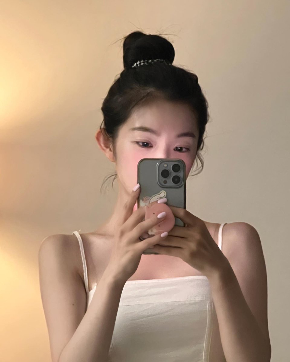 picsofirene's tweet photo. irene's mirror selfies are always my favorite https://t.co/3lf2MT4sz5