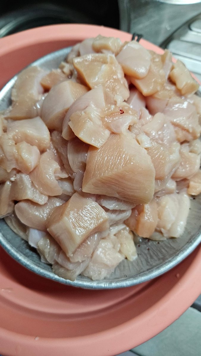 ruayocht's tweet photo. แจกสูตรและวิธี ทำไก่ปั่น 
1.ใช้อกไก่ ลอกหนัง (ไม่ทิ้งนะเอาไปอบกรอบ แล้วโรยผงไข่เค็ม😂) คัดเนื้อติดไขมัน ออกล้างให้สะอาด แล้วหั่นเป็นชิ้นเล็กๆ
2.ต้มกับน้ำร้อนจนสุก ....... (1) https://t.co/yoBDA0zbSZ